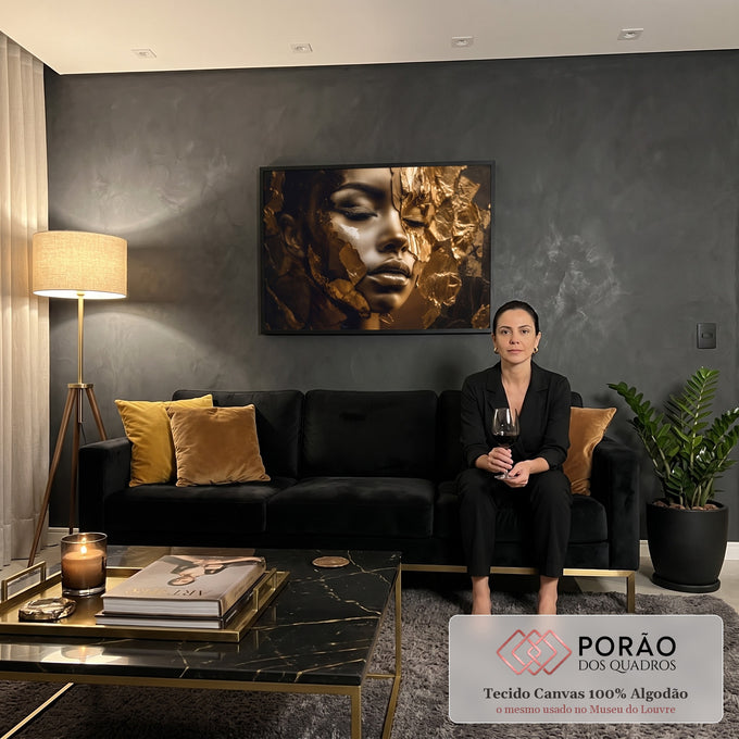 Quadro Decorativo Grande Rosto Feminino para Sala Dourado | quadros decorativos para sala de estar | rosto feminino dourado com olhos fechados coberto por folha de ouro craquelada | em ambiente 3 | Porao dos Quadros