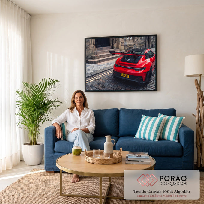 Quadro Decorativo Grande Carro com Aerofólio para Sala | quadros decorativos para sala de estar | carro esportivo vermelho visto de trás com aerofólio preto em rua de paralelepípedos | em ambiente 3 | Porao dos Quadros