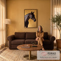 Cavalo escuro de perfil com crina trançada em fundo dourado texturizado, fotografia, quadro decorativo