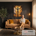 Quadro Decorativo Grande Crucificação de Jesus para Sala | quadros decorativos para sala de estar | Jesus Cristo crucificado sob nuvens escuras rasgadas por luz dourada intensa | em ambiente 3 | Porao dos Quadros