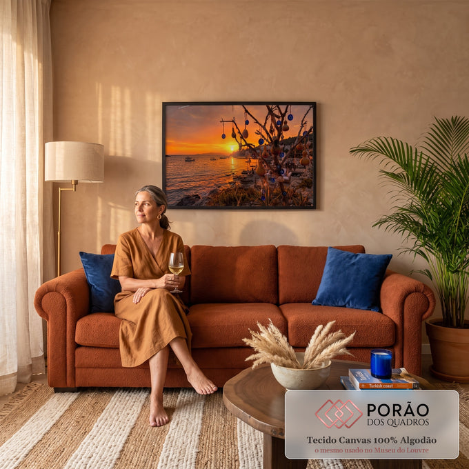 Árvore com amuletos olho grego, cabaças e conchas diante do mar ao pôr do sol laranja, quadro decorativo