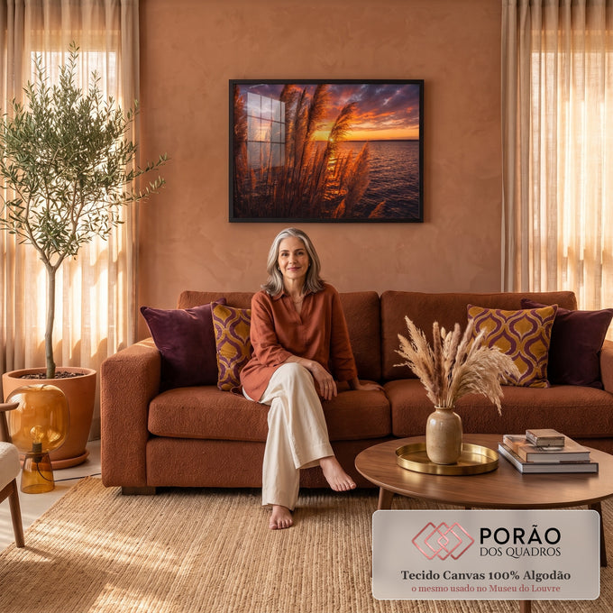 Quadro Decorativo Grande Capim dos Pampas Laranja para Sala | quadros decorativos para sala de estar | capim dos pampas dourado silhuetado contra pôr do sol laranja sobre a água | em ambiente 3 | Porao dos Quadros