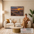 Hot rod amarelo enferrujado com motor turbo numa estrada no deserto ao pôr do sol, quadro decorativo