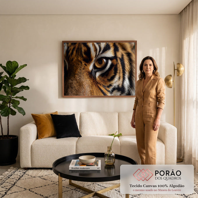 Quadro Decorativo Grande Olho Tigre Macro para Sala Laranja | quadros decorativos para sala de estar | close extremo do olho âmbar de um tigre com pelagem listrada ao redor | em ambiente 3 | Porao dos Quadros
