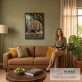Quadro Decorativo Grande Leopardo Rosnando Marrom para Sala | quadros decorativos para sala de estar | leopardo rosnando sobre pedra com fundo de folhagem verde | em ambiente 3 | Porao dos Quadros