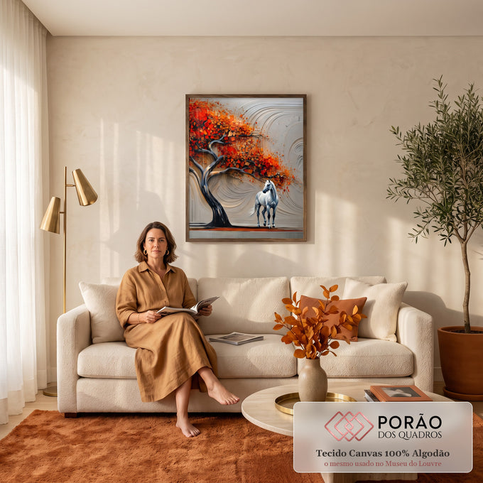 Cavalo branco ao lado de árvore com folhas vermelhas e laranjas em fundo bege texturizado, quadro decorativo