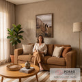 Quadro Decorativo Grande Cavalo Crina Loira para Sala Marrom | quadros decorativos | cavalo castanho de crina loira pastando em campo de grama seca | em ambiente 2 | Porao dos Quadros