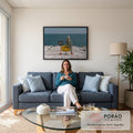 Mulher de terno xadrez e botas vermelhas com TV retrô e poltrona amarela à beira-mar, quadro decorativo