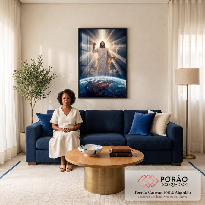 Quadro Decorativo Grande Jesus Cristo com Luz para Sala Azul | quadros decorativos para sala de estar | Jesus Cristo de braços abertos irradiando luz sobre a Terra vista do espaço | em ambiente 3 | Porao dos Quadros