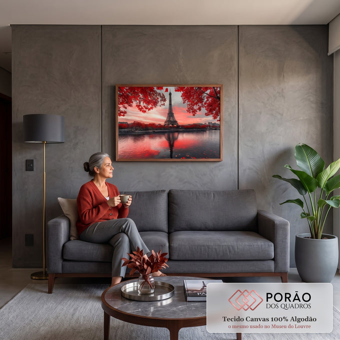 Quadro Decorativo Grande Torre Eiffel Vermelho para Sala | quadros decorativos para sala de estar | Torre Eiffel ao entardecer emoldurada por folhas vermelhas refletida no rio | em ambiente 3 | Porao dos Quadros