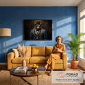 Gorila de chapéu, óculos dourados, terno azul e correntes de ouro em fundo escuro, quadro decorativo