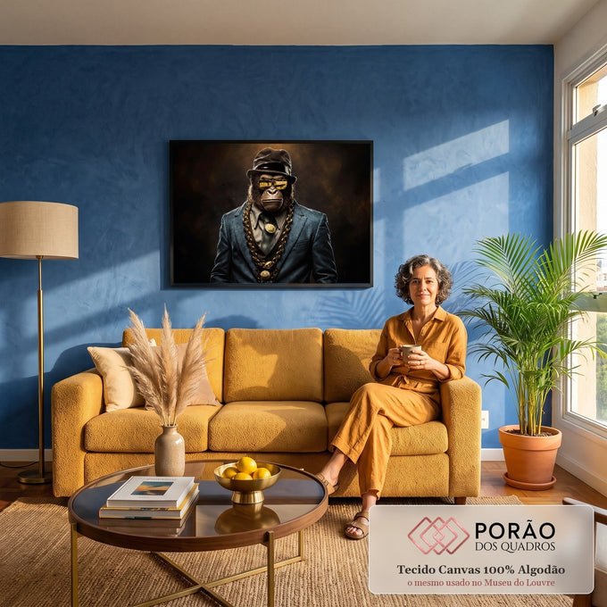 Gorila de chapéu, óculos dourados, terno azul e correntes de ouro em fundo escuro, quadro decorativo