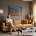 Quadro Decorativo Grande Leão em Pé para Sala Cinza | quadros decorativos para sala de estar | leão em pé sobre rocha com família de leões descansando sob céu tempestuoso | em ambiente 3 | Porao dos Quadros