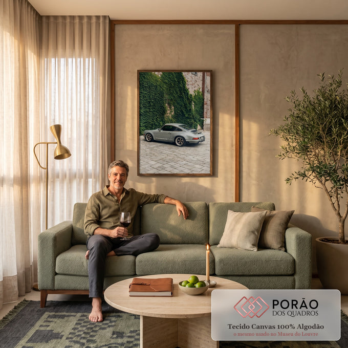 Porsche 911 cinza estacionado em pátio de pedra diante de muro de tijolos coberto de hera, quadro decorativo