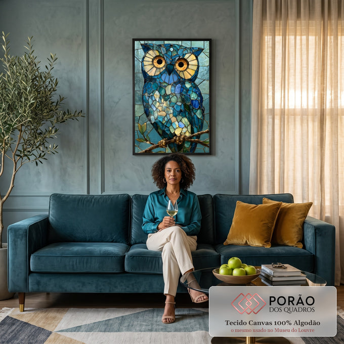 Quadro Decorativo Grande Coruja Mosaico de Vitral para Sala | quadros decorativos para sala de estar | coruja em mosaico de vitral azul e dourado pousada em galho | em ambiente 3 | Porao dos Quadros