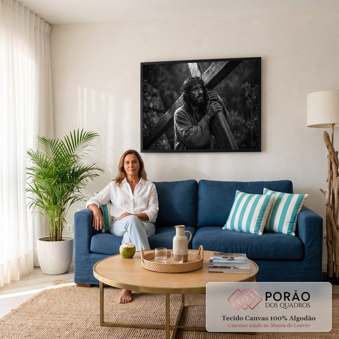 Jesus Cristo com coroa de espinhos carregando a cruz de madeira em foto preto e branco, quadro decorativo