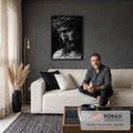 Quadro Decorativo Grande Jesus Cristo Preto para Sala | quadros decorativos para sala de estar | retrato de Jesus Cristo com coroa de espinhos em preto e branco, olhar baixo e sofrido | em ambiente 3 | Porao dos Quadros