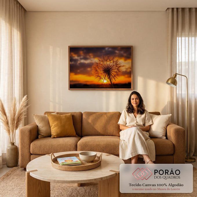Dente de leão em contraluz diante do sol se pondo e céu laranja com nuvens escuras, quadro decorativo