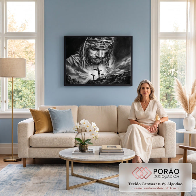 Quadro Decorativo Grande Jesus Cristo Coroa para Sala Preto | quadros decorativos para sala de estar | rosto de Jesus com coroa de espinhos sobre três cruzes em preto e branco | em ambiente 3 | Porao dos Quadros