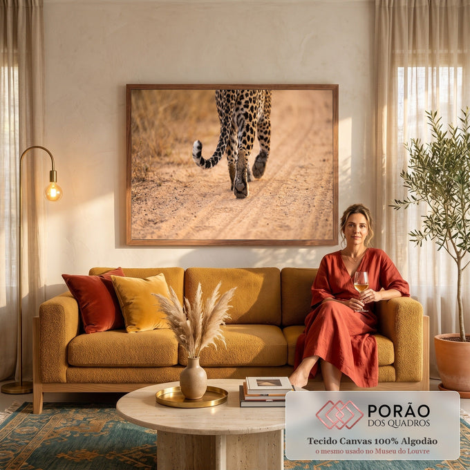 Quadro Decorativo Grande Leopardo Caminhando para Sala Bege | quadros decorativos para sala de estar | leopardo visto de trás caminhando em estrada de terra com cauda enrolada | em ambiente 3 | Porao dos Quadros