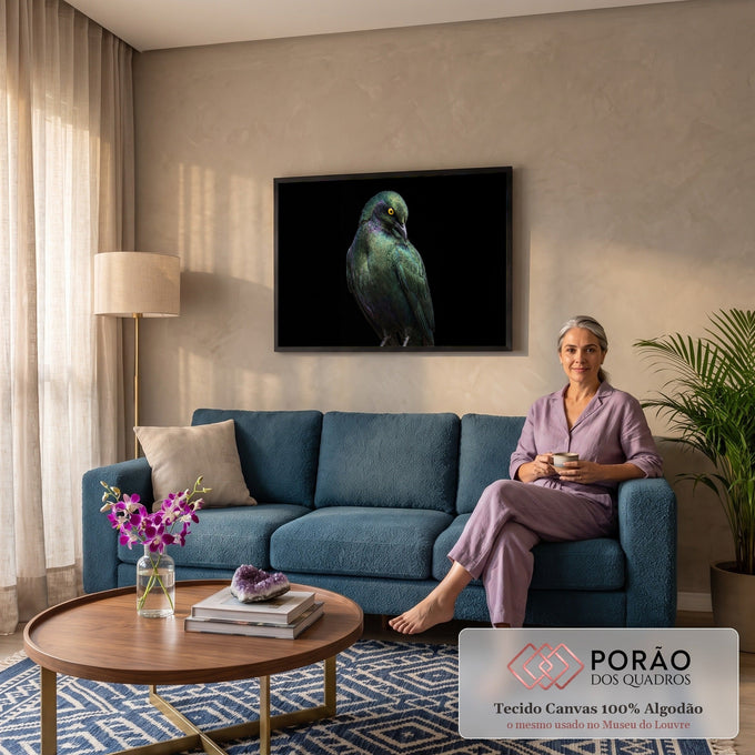 Estorninho de penas verdes iridescentes e olho amarelo em fundo preto, fotografia artística, quadro decorativo