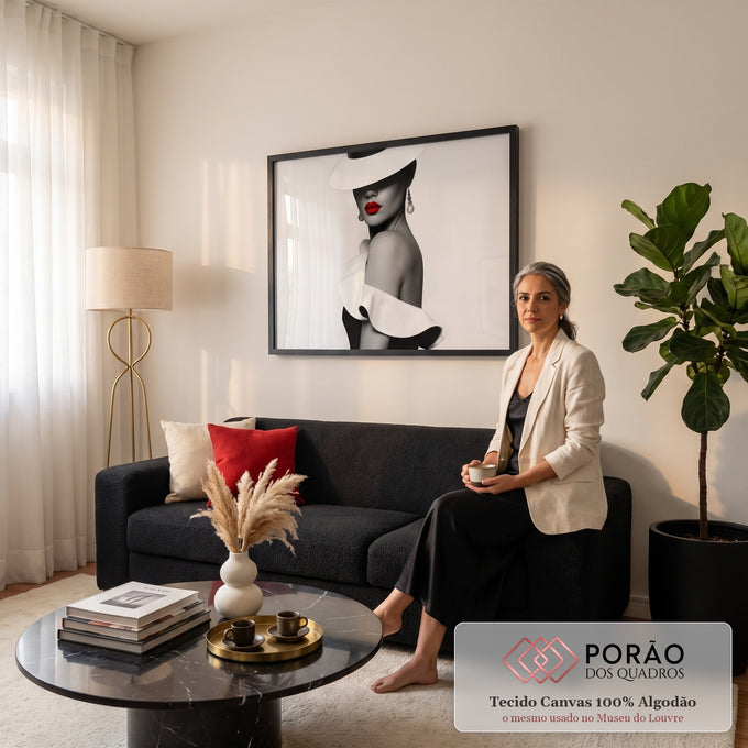 Mulher de chapéu branco e batom vermelho em preto e branco, ombro à mostra, quadro decorativo