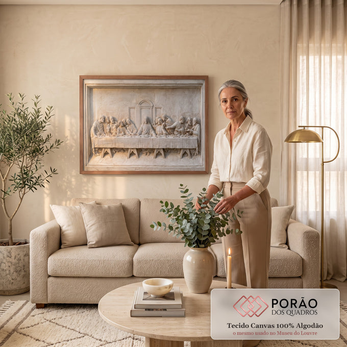 Quadro Decorativo Grande Santa Ceia em Baixo para Sala Bege | quadros decorativos para sala de estar | baixo-relevo em tons bege representando a Última Ceia com treze figuras à mesa | em ambiente 3 | Porao dos Quadros