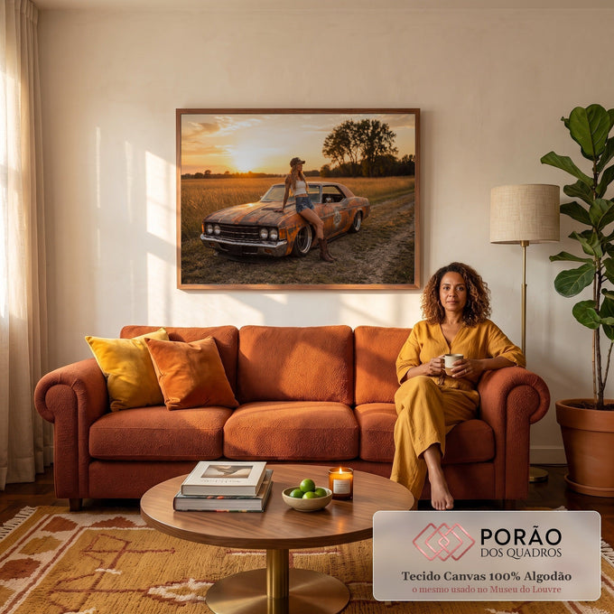 Quadro Decorativo Grande Mulher e Carro para Sala Laranja | quadros decorativos para sala de estar | mulher encostada em carro antigo enferrujado durante pôr do sol no campo | em ambiente 3 | Porao dos Quadros