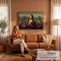 Quadro Decorativo Grande Mona Lisa Sorvete para Sala | quadros decorativos para sala de estar | mulher com sorriso enigmático segurando sorvete de pistache, paisagem de montanhas ao fundo | em ambiente 3 | Porao dos Quadros