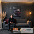 Leopardo das neves sobre carro esportivo preto em floresta nevada à noite, quadro decorativo