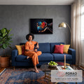 Quadro Decorativo Grande Coração Abstrato para Sala Azul | quadros decorativos para sala de estar | coração preto brilhante com tinta fluida azul e vermelha segurado por mãos femininas | em ambiente 3 | Porao dos Quadros