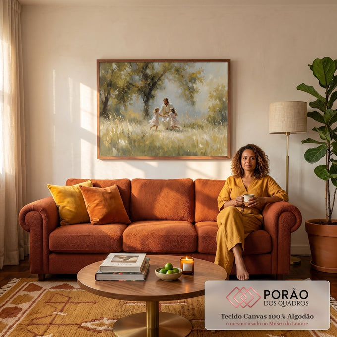Quadro Decorativo Grande Jesus Brincando para Sala Verde | quadros decorativos para sala de estar | Jesus brincando com duas meninas em campo dourado sob árvores | em ambiente 3 | Porao dos Quadros
