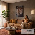 Retrato fotográfico de leão com juba marrom e olhar sereno sobre fundo preto, quadro decorativo