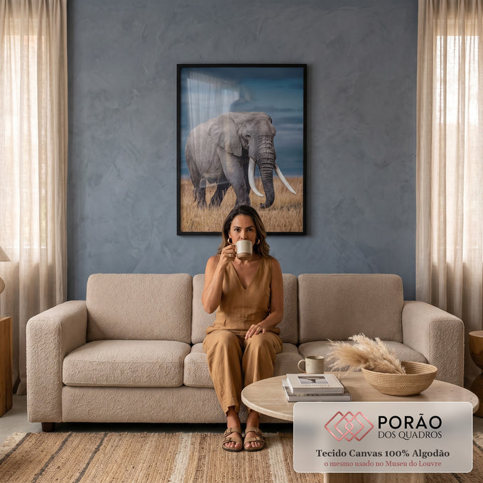 Quadro Decorativo Grande Elefante de Presas para Sala Azul | quadros decorativos para sala de estar | elefante africano de presas longas caminhando em campo de grama seca sob céu azul escuro | em ambiente 3 | Porao dos Quadros