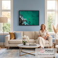 Quadro Decorativo Grande Caiaque Solitário para Sala Verde | quadros decorativos para sala de estar | caiaque amarelo visto de cima em mar turquesa com costa rochosa ao fundo | em ambiente 3 | Porao dos Quadros