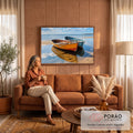 Dois barcos de madeira laranja e azul na areia da praia com reflexo no mar calmo, quadro decorativo