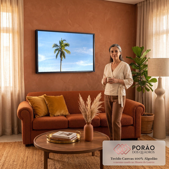 Quadro Decorativo Grande Coqueiro Solitário para Sala Azul | quadros decorativos para sala de estar | coqueiro solitário com folhas verdes contra céu azul com nuvens | em ambiente 3 | Porao dos Quadros