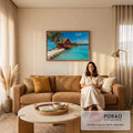 Bangalô de madeira e palha sobre mar turquesa, areia branca e palmeiras em ilha tropical, quadro decorativo