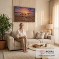 Praia ao pôr do sol com guarda-sóis, barcos, conchas, estrela-do-mar e garrafa na areia, quadro decorativo