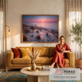 Pôr do sol rosa sobre o mar com dunas de areia, capim e cerca de madeira na praia, quadro decorativo