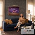 Quadro Decorativo Grande Céu de Tempestade para Sala Roxo | quadros decorativos para sala de estar | céu roxo dramático de tempestade sobre praia com casas e pessoas distantes | em ambiente 3 | Porao dos Quadros