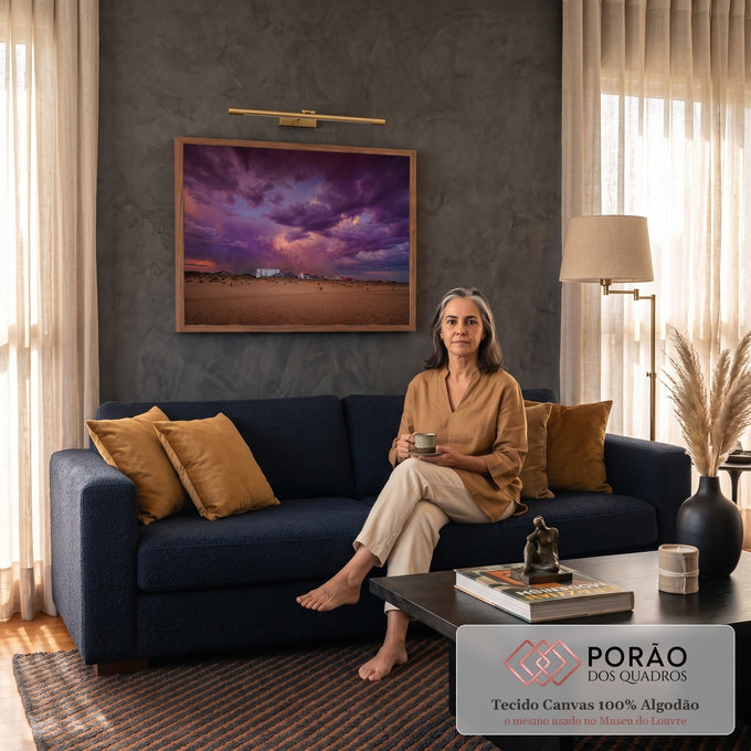 Quadro Decorativo Grande Céu de Tempestade para Sala Roxo | quadros decorativos para sala de estar | céu roxo dramático de tempestade sobre praia com casas e pessoas distantes | em ambiente 3 | Porao dos Quadros