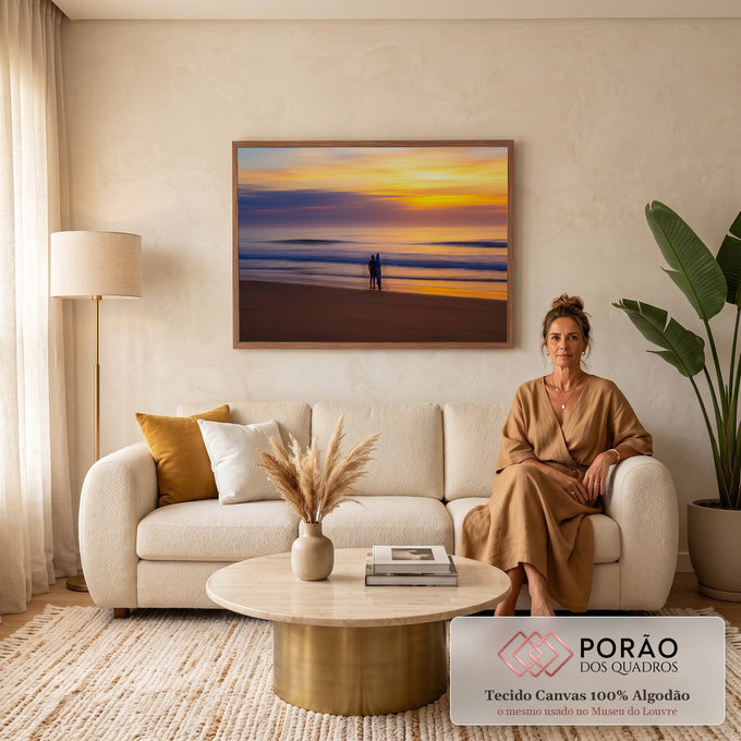 Silhueta de surfista com prancha azul na areia diante do mar ao pôr do sol laranja, quadro decorativo