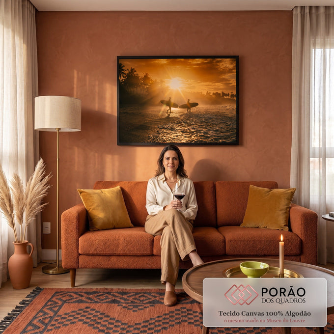Dois surfistas em silhueta com pranchas entrando no mar ao pôr do sol entre palmeiras, quadro decorativo