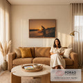 Quadro Decorativo Grande Surfista em Silhueta para Sala | quadros decorativos para sala de estar | surfista em silhueta descendo onda com sol se pondo ao fundo | em ambiente 3 | Porao dos Quadros