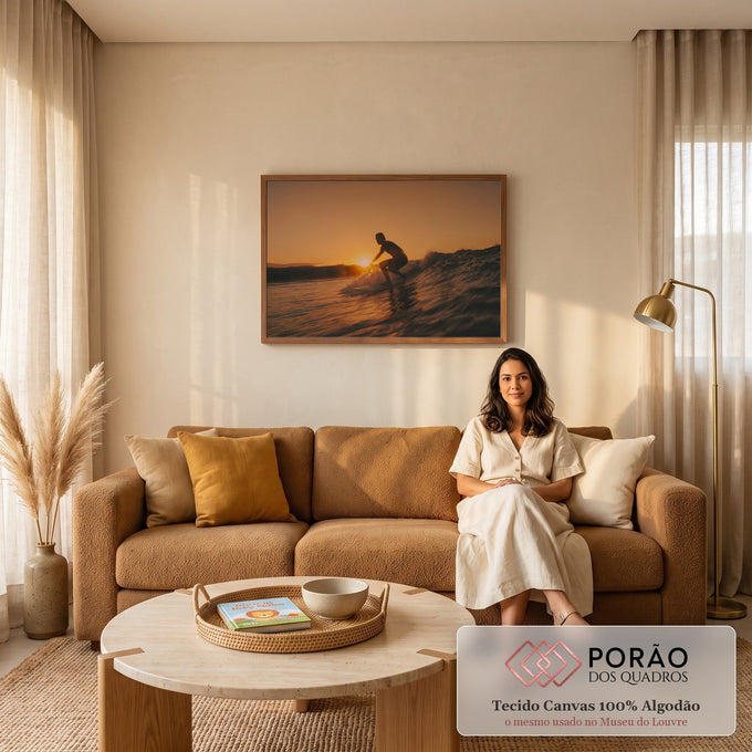 Quadro Decorativo Grande Surfista em Silhueta para Sala | quadros decorativos para sala de estar | surfista em silhueta descendo onda com sol se pondo ao fundo | em ambiente 3 | Porao dos Quadros