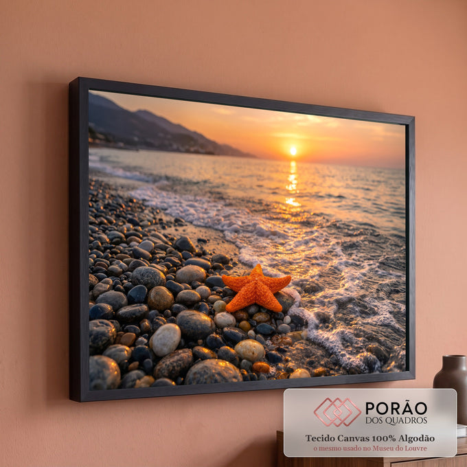 Estrela-do-mar laranja sobre seixos na beira do mar com ondas e pôr do sol dourado ao fundo, quadro decorativo