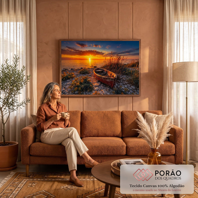 Quadro Decorativo Grande Barco Vermelho para Sala Laranja | quadros decorativos para sala de estar | barco de madeira vermelho encalhado numa praia de pedras ao pôr do sol | em ambiente 3 | Porao dos Quadros