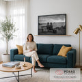 Fotografia P&B de duas crianças em banco de madeira à beira-mar olhando navio ao longe, quadro decorativo