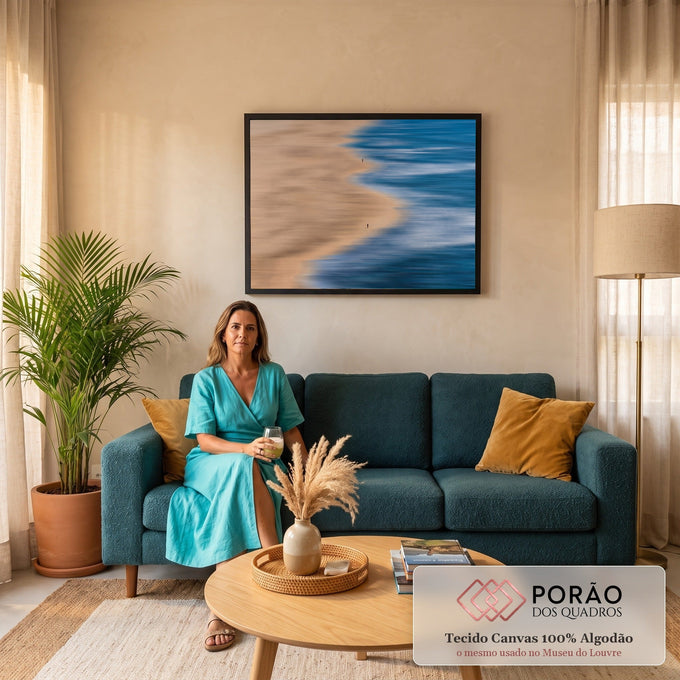 Quadro Decorativo Grande Praia Vista de Cima Ondas para Sala | quadros decorativos | vista aérea de praia com ondas borradas e duas pessoas na areia | em ambiente 2 | Porao dos Quadros